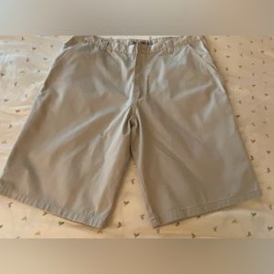 Men kaki shorts